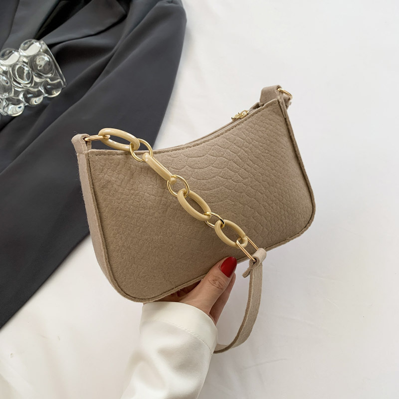 This year, the new trend of small women's bags is trendy, fashionable, simple, single-shoulder bags that are versatile and refreshing, as well as women's underarm bags Application Scenario