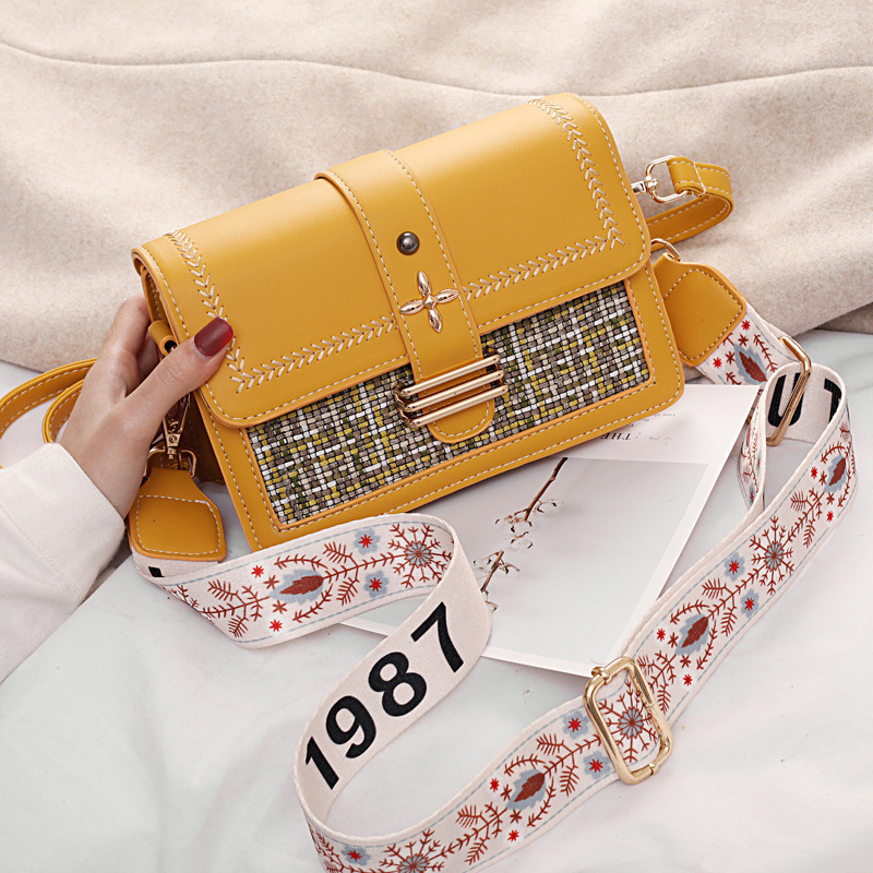The new Spring/Summer 2022 small square crossbody bag by Bag Girl is fashionable and versatile. It features a checkered pattern and is a trendy Instagram student single-shoulder bag details Picture