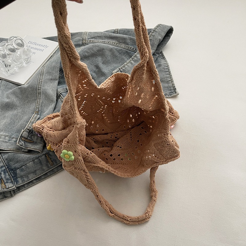 Hollowed-out fashionable woven large-capacity bucket bag for women 2025 new style fashionable lightweight bag, versatile single-shoulder bag Application Scenario