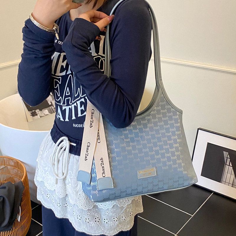 A fashionable and versatile large-capacity underarm handbag for women, a new high-quality single-shoulder bag for commuting and student classes in 2025 details Picture