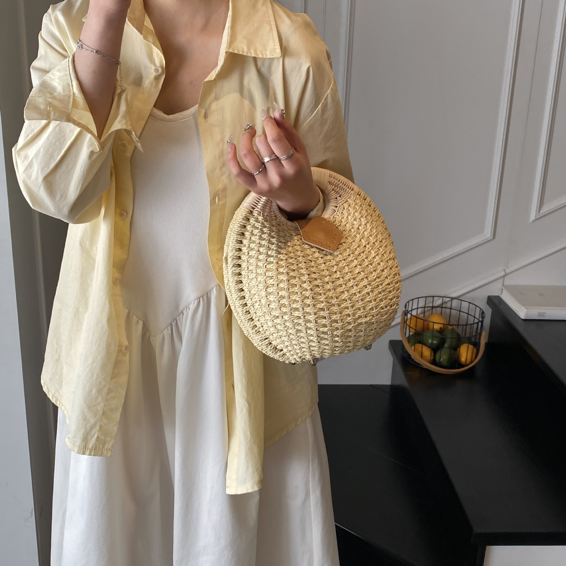 Niche rattan handbag for women 2025 Spring fashion woven bag Casual straw beach bag Simple shell bag Application Scenario