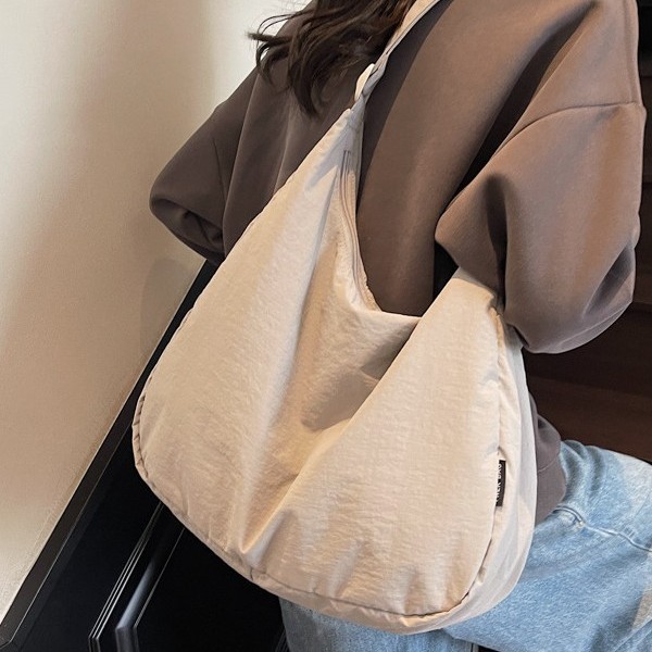 The large-capacity cloud bag, women's crossbody bag, Japanese-style canvas bag, has set off a trend for students' class bags. The simple cloth bag, single-shoulder bag, is trendy Application Scenario