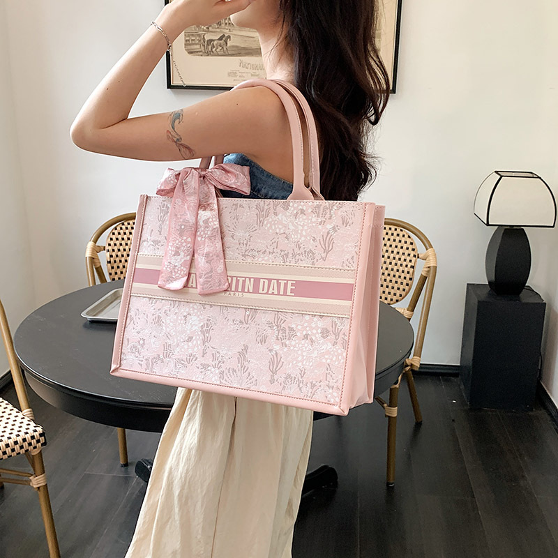 Factory-customized wholesale large-capacity European and American retro tote bags, casual and versatile women's single-shoulder armpit bags details Picture