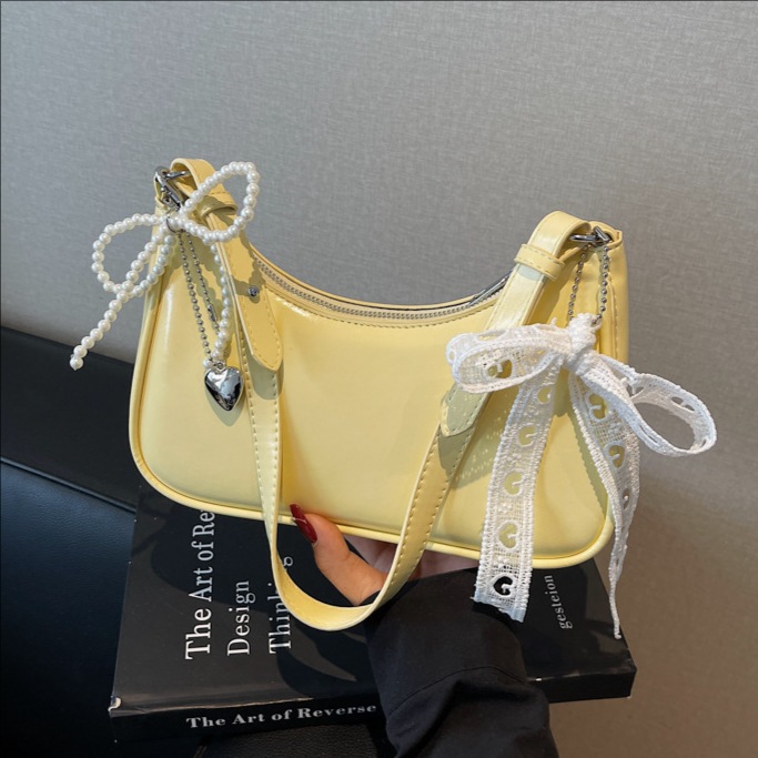 A high-end Korean-style hand-held underarm bag for women in 2025, a versatile, light luxury and stylish single-shoulder crossbody bag for commuting full figure