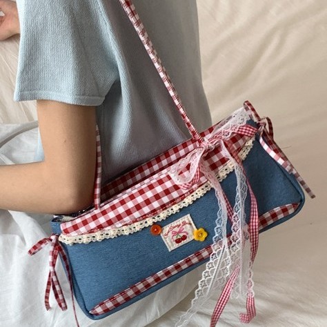 This new niche original design handbag for commuting is eye-catching, versatile, fashionable, cute, and has a high level of appearance. It's a color-blocked women's bag full figure