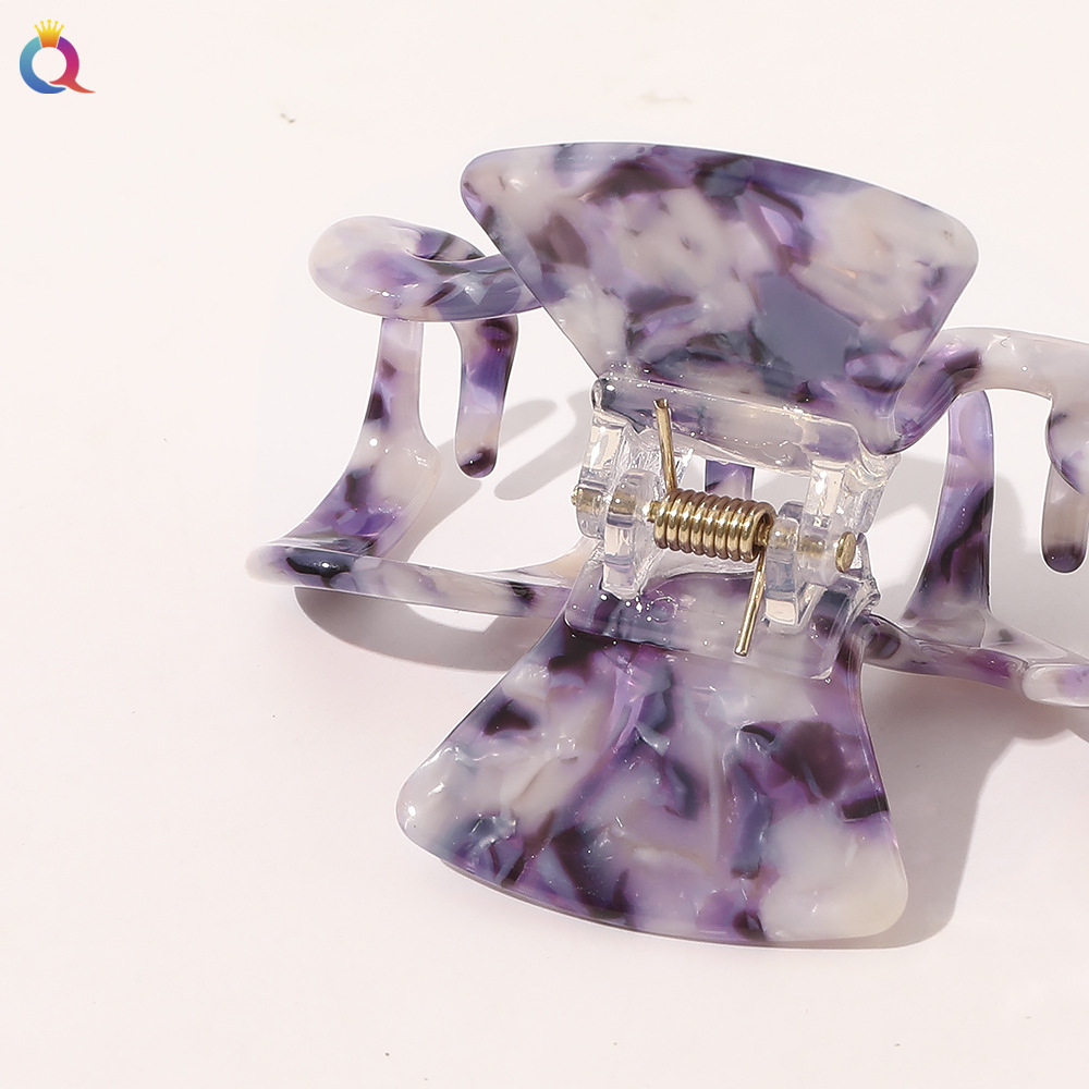 Qiyue Cross-border's new acetate board hair clip, a fashionable geometric hair claw-shaped hair clip, is a simple and elegant hair accessory Application Scenario