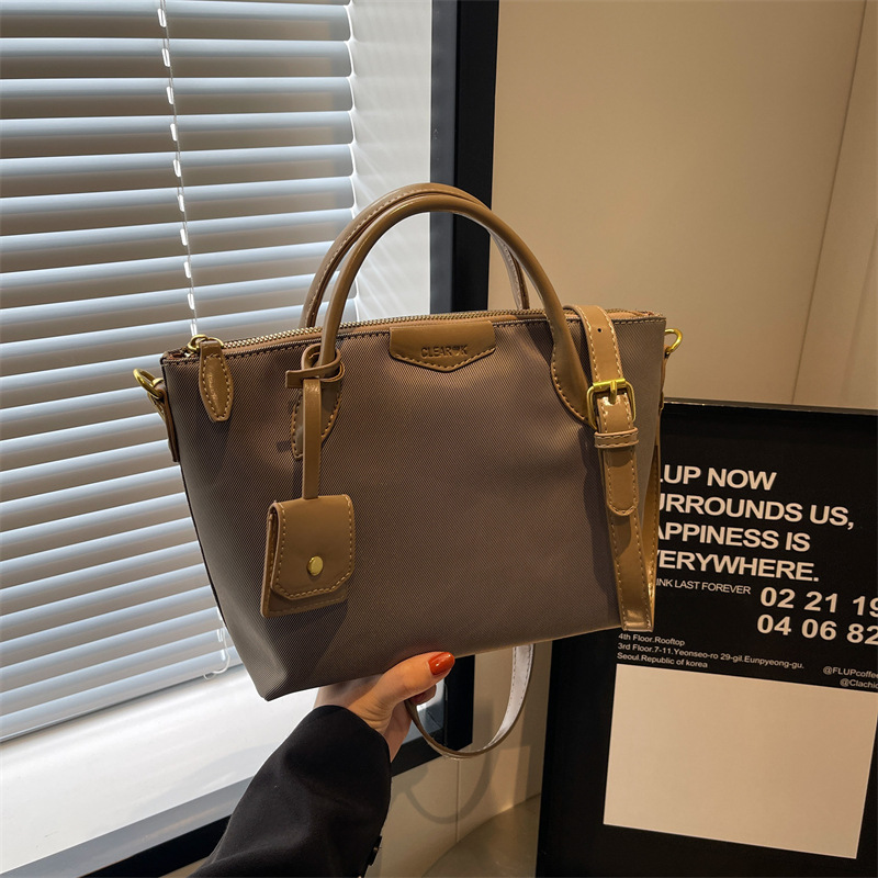 A versatile, fashionable and high-end Oxford fabric large-capacity tote bag for women, a new 2023 solid color commuter crossbody bag details Picture