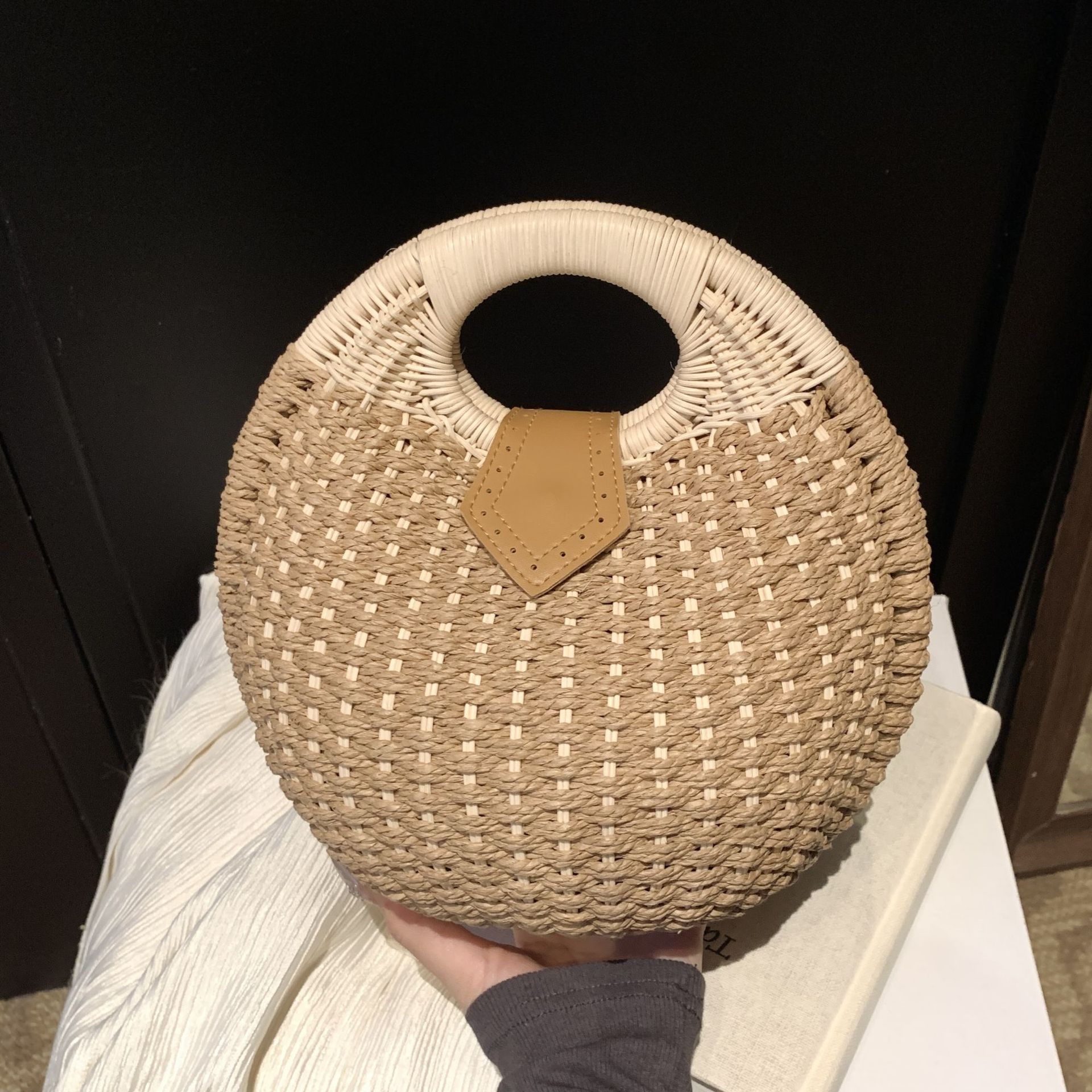 Niche rattan handbag for women 2025 Spring fashion woven bag Casual straw beach bag Simple shell bag full figure