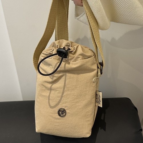 The new casual phone bag for 2025 is simple, fashionable and versatile. It is a single-shoulder crossbody bag made of water-resistant nylon fabric Specification drawing