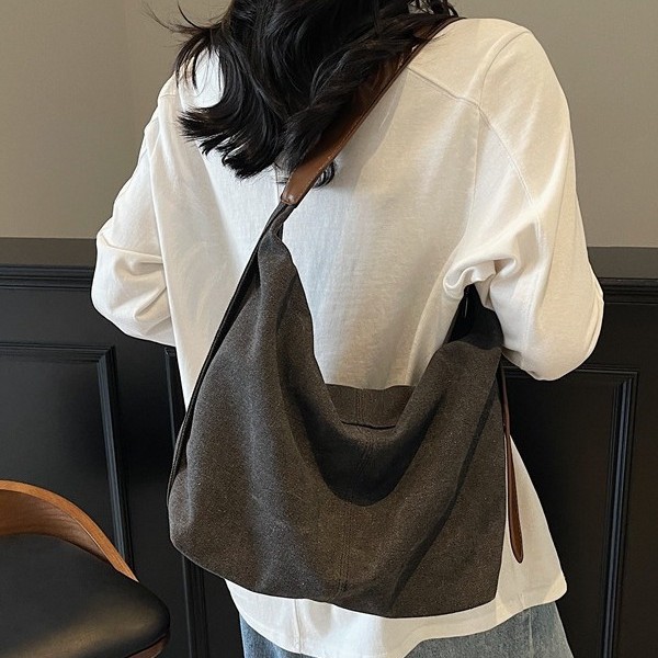 A new solid-color design bag for women, a popular solid-color single-shoulder crossbody bag, a casual large-capacity commuter tote bag Application Scenario