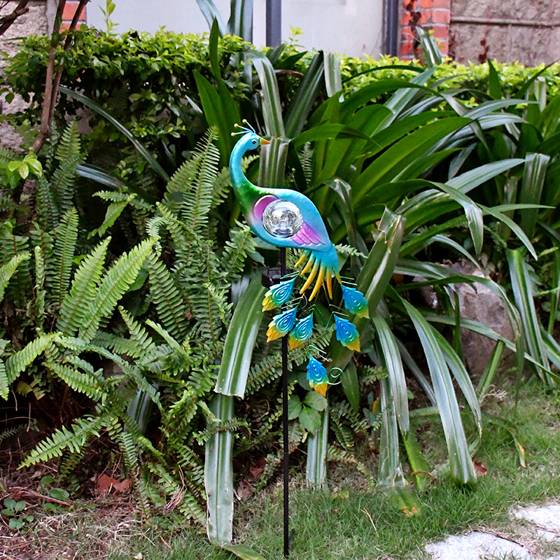 Cross-border Amazon solar peacock garden lights, peacock handicrafts, ironwork outdoor lawn and courtyard decorative lights Application Scenario