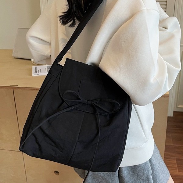 Workwear flap wide shoulder strap postman bag, forest style college style, artistic and dazzling, simple Harajuku strap single-shoulder crossbody bag Application Scenario