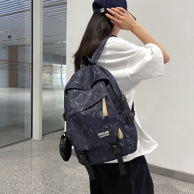 Trendy and simple backpacks for students, versatile junior high school schoolbags, large-capacity travel backpacks for senior high school students, new styles full figure
