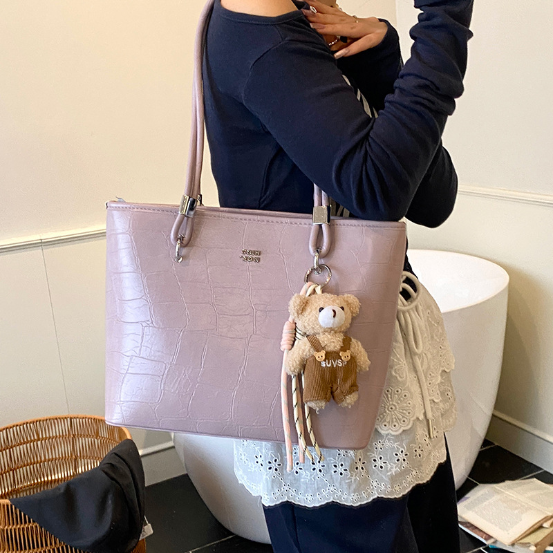 High-end quality, fashionable, large-capacity tote bag for women 2025 new style, versatile, solid color, simple and casual, underarm single-shoulder bag Application Scenario