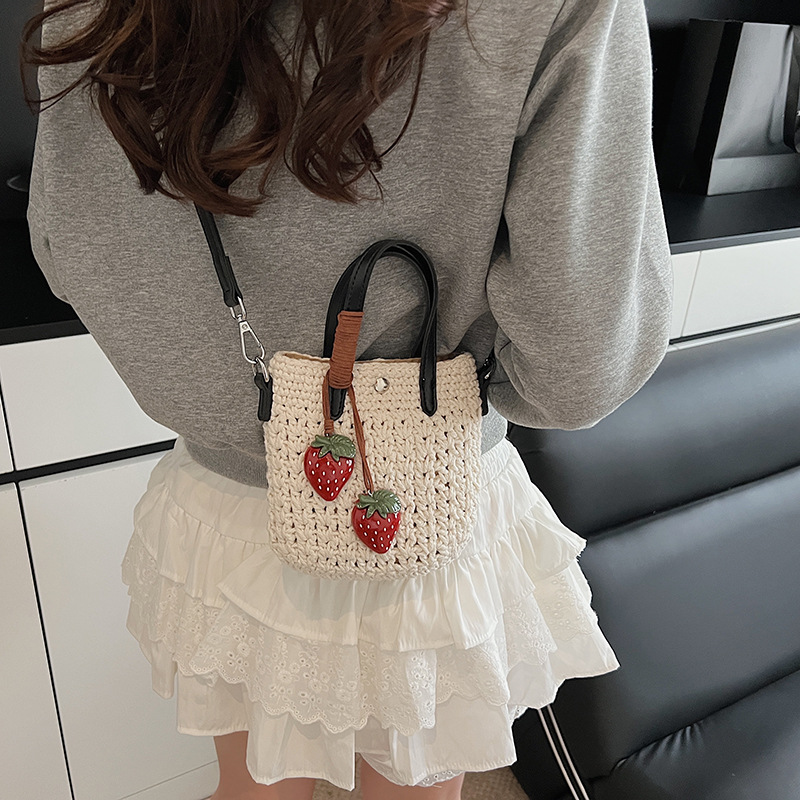 2025 Summer New fashion knitted bag, hollowed-out handbag, seaside vacation single-shoulder bag, casual crossbody bag, women's bag Application Scenario