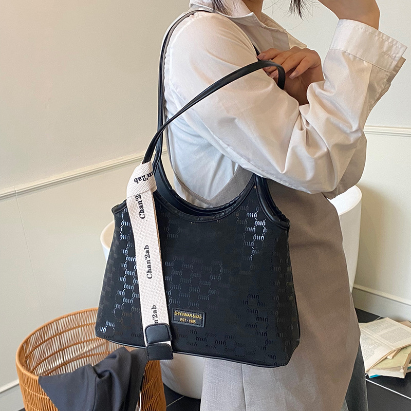 A fashionable and versatile large-capacity underarm handbag for women, a new high-quality single-shoulder bag for commuting and student classes in 2025 Application Scenario