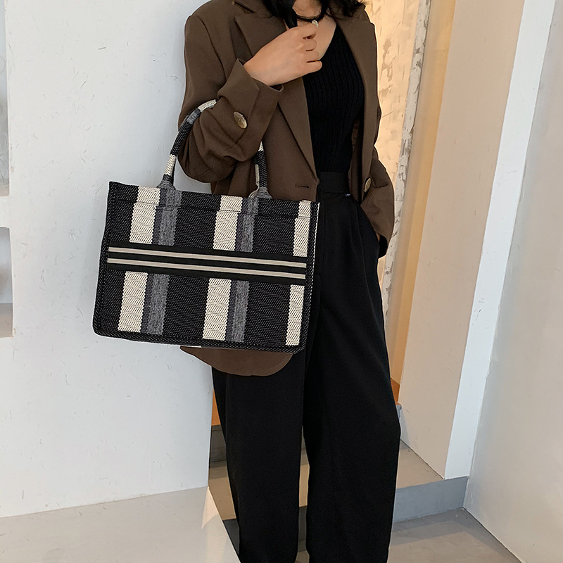 The 2025 new high-end and fashionable large-capacity tote bag, women's striped casual underarm bag, trendy and versatile handbag Application Scenario