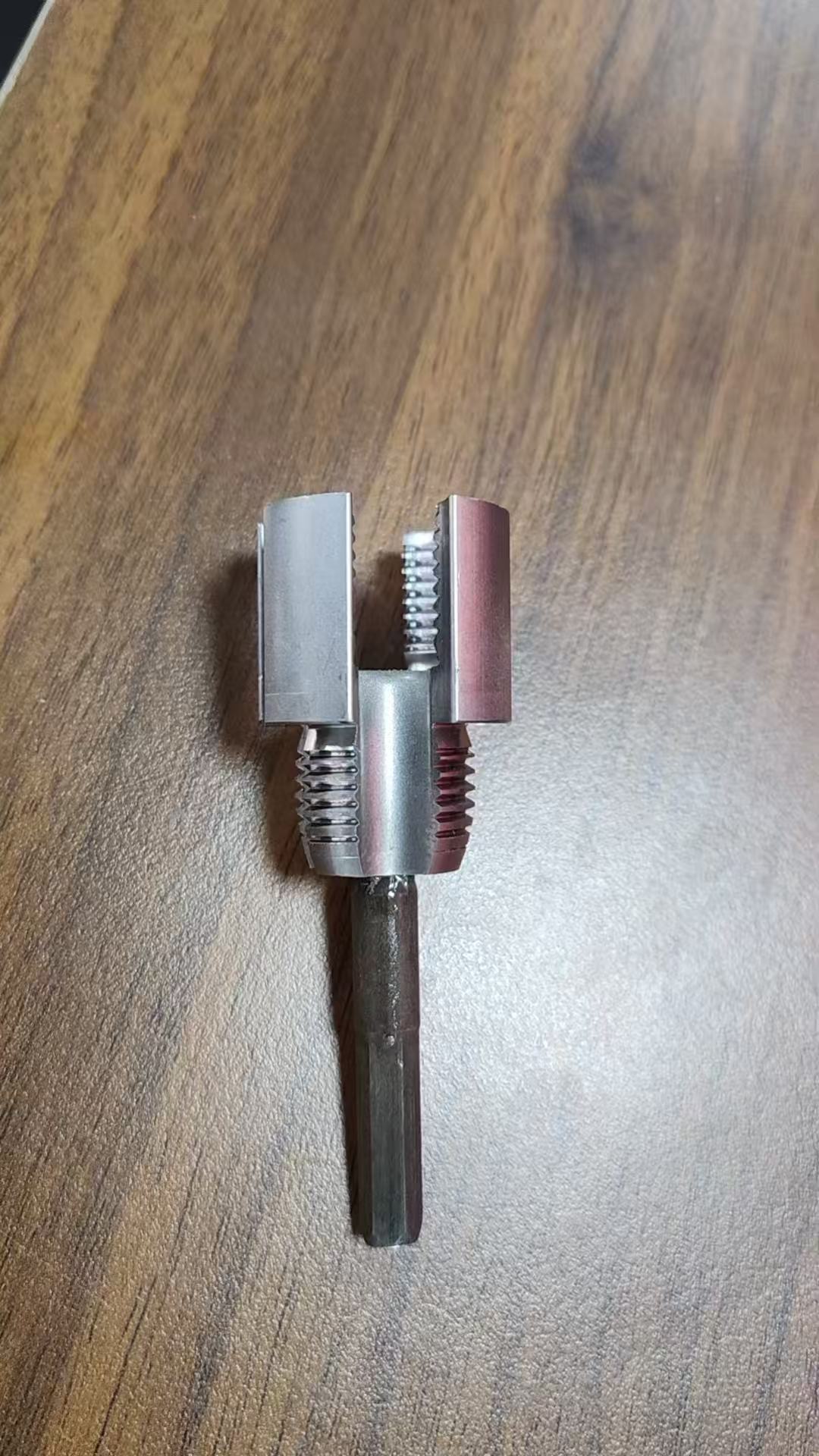 The newly upgraded internal and external thread integrated thread opener is a 46-inch universal precision thread opener tool for water pipes and electric drills Item Picture