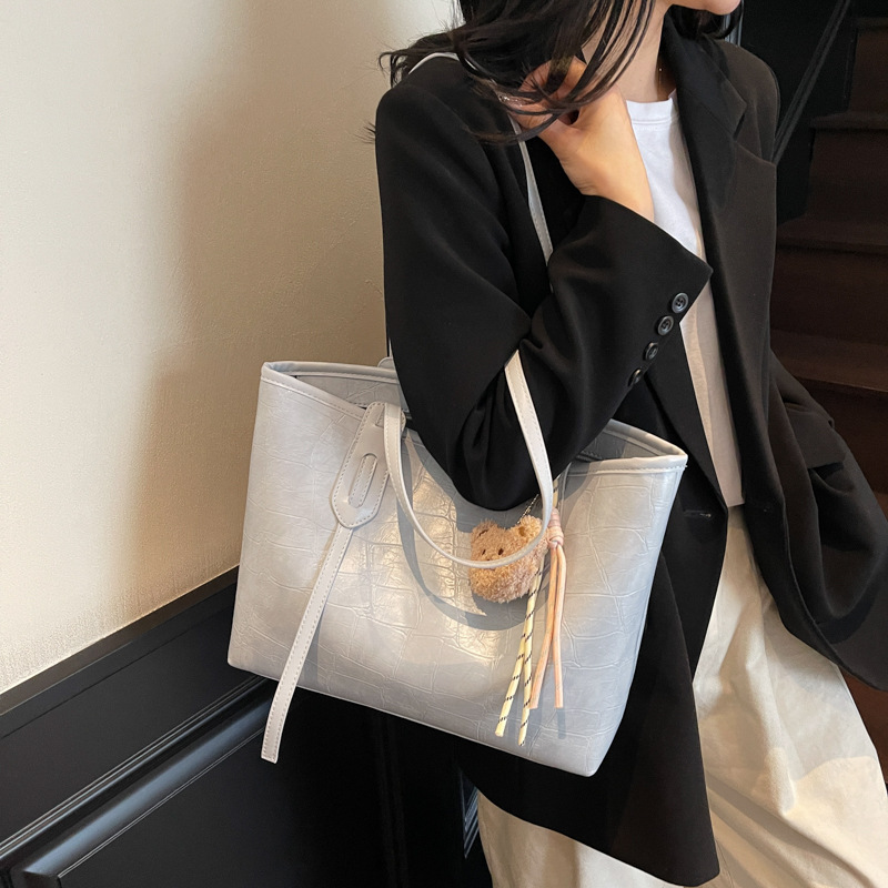 High-end stone-patterned large-capacity hand-held tote bag for women 2025 new style, fashionable and simple solid color commuting single-shoulder bag Application Scenario
