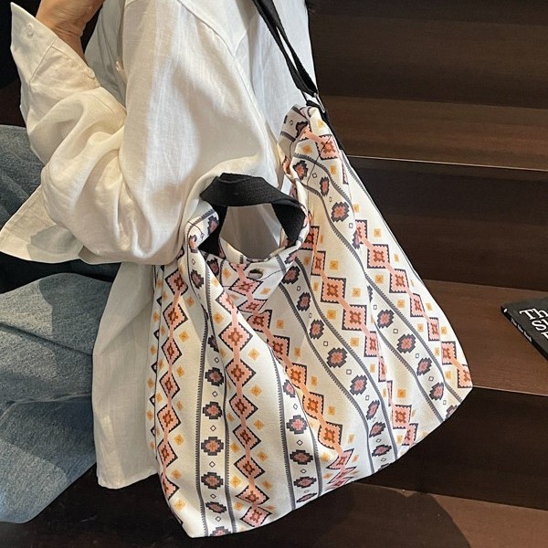 The new Bohemian-style hand-held tote bag for foreign trade is a super popular fabric bag, single-shoulder bag and large-capacity crossbody bag Specification drawing