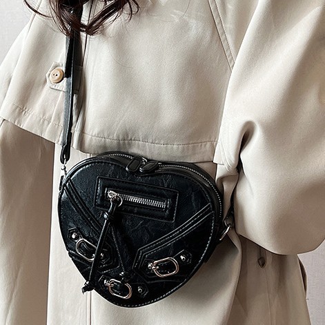 The 2024 new trendy heart-shaped motorcycle bag is a sweet and cool rivet single-shoulder bag with a retro and niche design sense details Picture