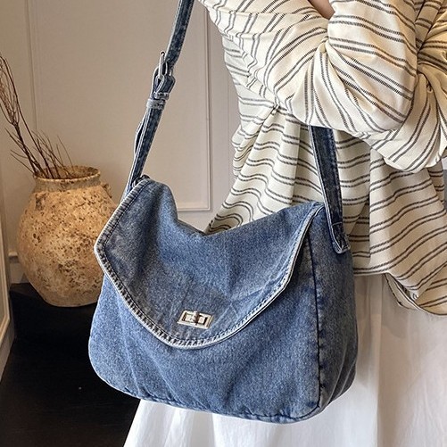 A new fashion crossbody denim bag for women, a chain single-shoulder eye-catching commuting bag, a large-capacity versatile tote bag Specification drawing