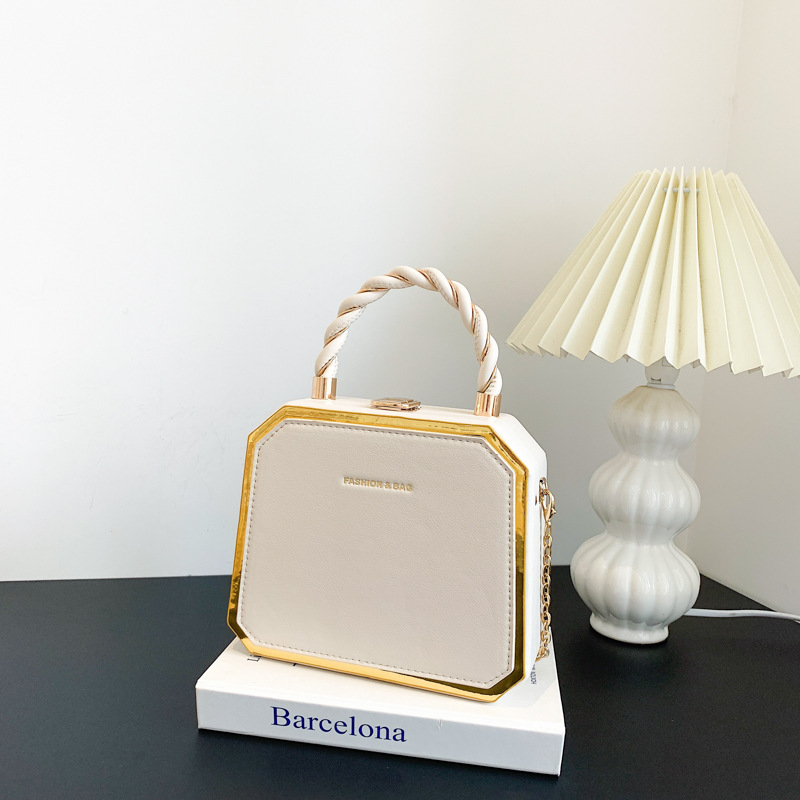 The new chain box bag features a unique and trendy design, a single-shoulder women's bag, and a Korean version of the Instagram crossbody bag for women full figure
