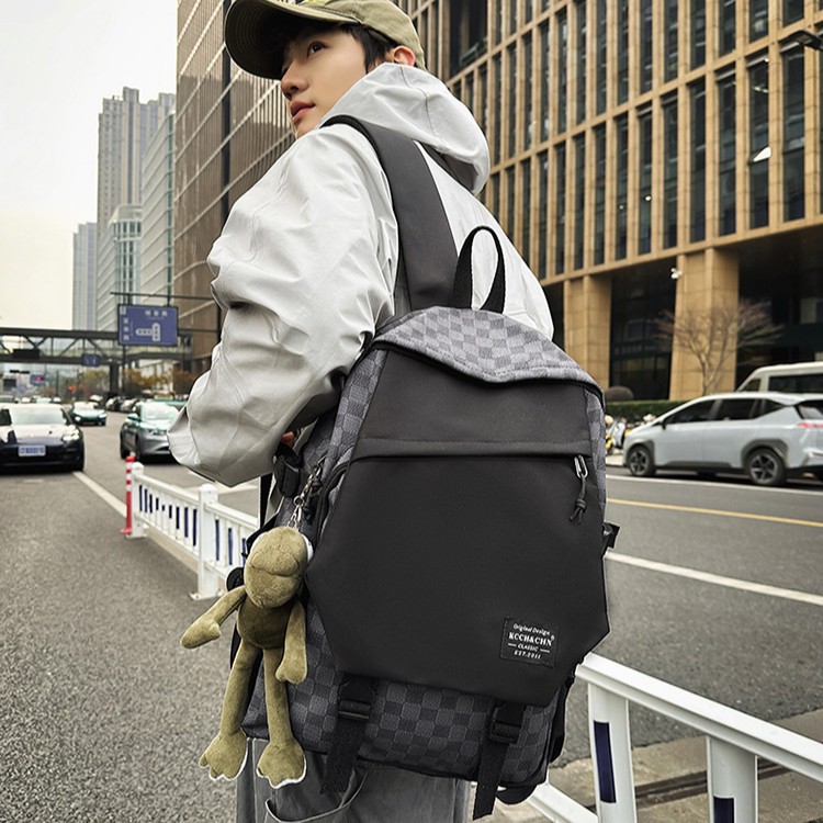 Niche design checkered backpack, fashionable schoolbag, male college students' outdoor travel backpack, female high school students' computer bag Application Scenario