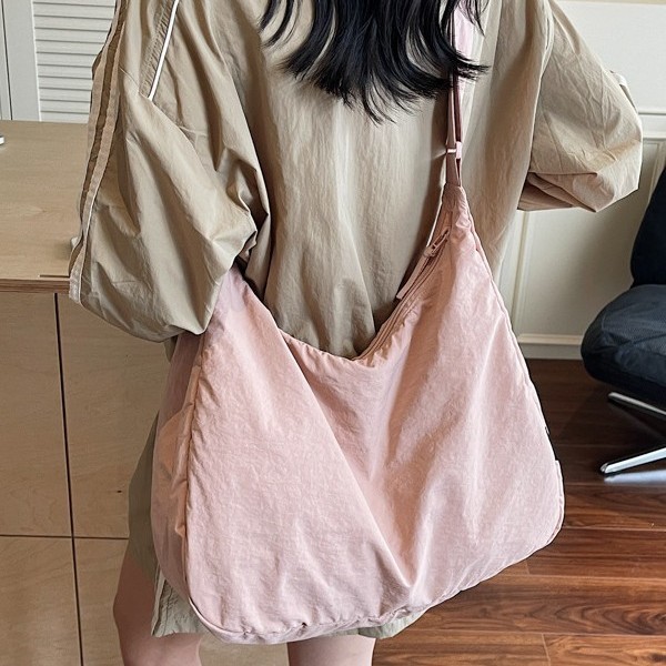 The large-capacity cloud bag, women's crossbody bag, Japanese-style canvas bag, has set off a trend for students' class bags. The simple cloth bag, single-shoulder bag, is trendy details Picture