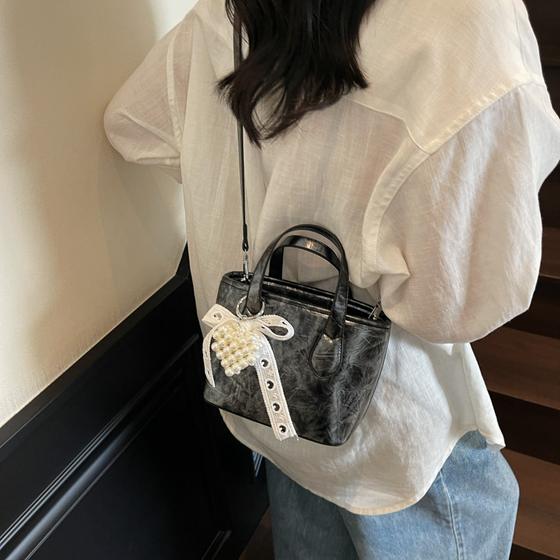 Korean style fashionable handbag, versatile shoulder bag, 2025 summer new high-end crossbody bag, simple and stylish shoulder bag Application Scenario