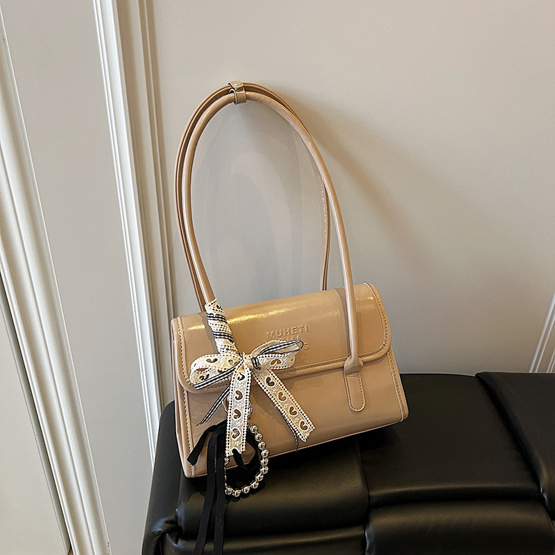 A new French niche bag for women in 2025, with a trendy and high-end feel. It's a stylish handbag and a versatile underarm bag details Picture