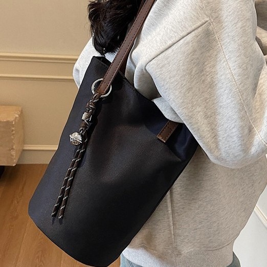 Fashionable solid color simple bucket bag, women's underarm bag, new Korean style niche casual single-shoulder bag, texture handbag Application Scenario
