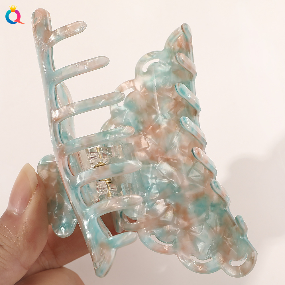 Qiyue Korean-style acetic acid hair clip, jelly color large one-piece hair clamp, fashionable and light luxury, back head plate hair clip, hair accessory for women Application Scenario