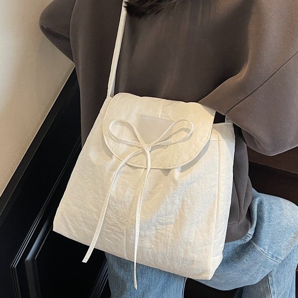 Workwear flap wide shoulder strap messenger bag, forest-style school style, artistic Japanese style, simple Harajuku strap single-shoulder crossbody bag Application Scenario