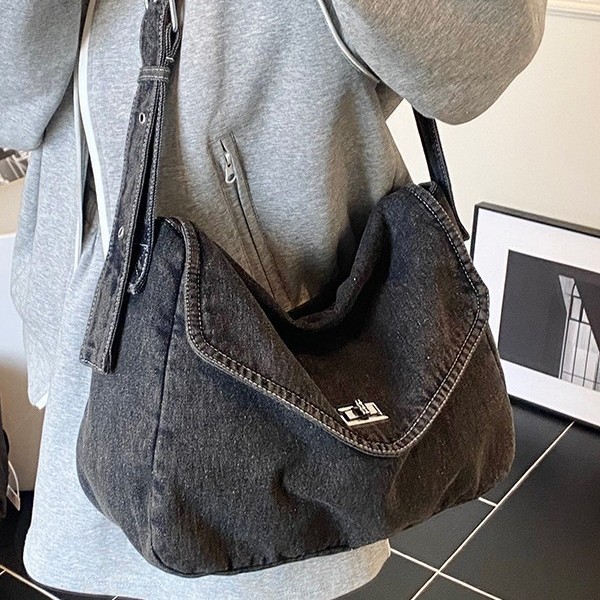 A new fashion crossbody denim bag for women, a chain single-shoulder eye-catching commuting bag, a large-capacity versatile tote bag details Picture