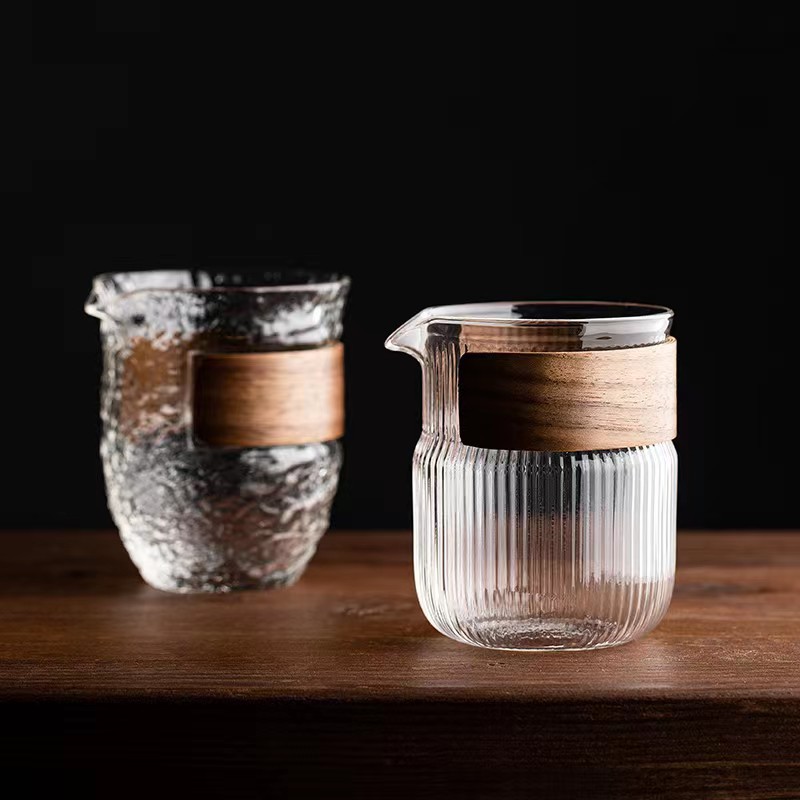 Household tea sea uniform cup, vertical pattern high borosilicate glass with heat insulation wooden frame, eagle beak fair cup for tea brewing and distribution full figure