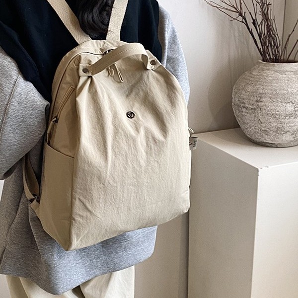 Fashionable new solid-color backpack, large-capacity casual and versatile, hand-held student bag, outdoor laid-back style backpack Application Scenario