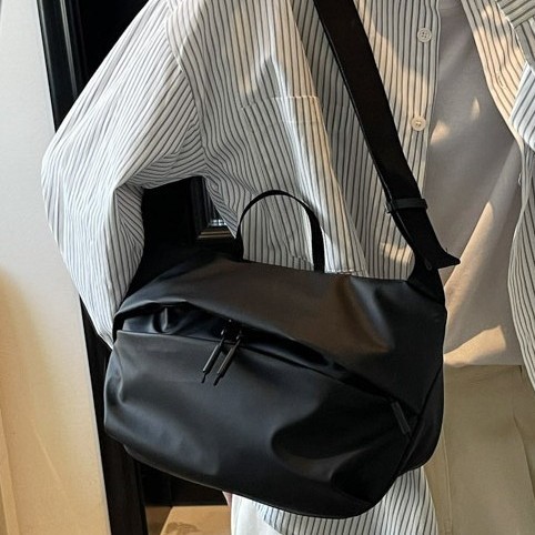 Spring 2025 new unisex casual waterproof fashion single-shoulder bag, commuting bag for work, school-style crossbody bag full figure