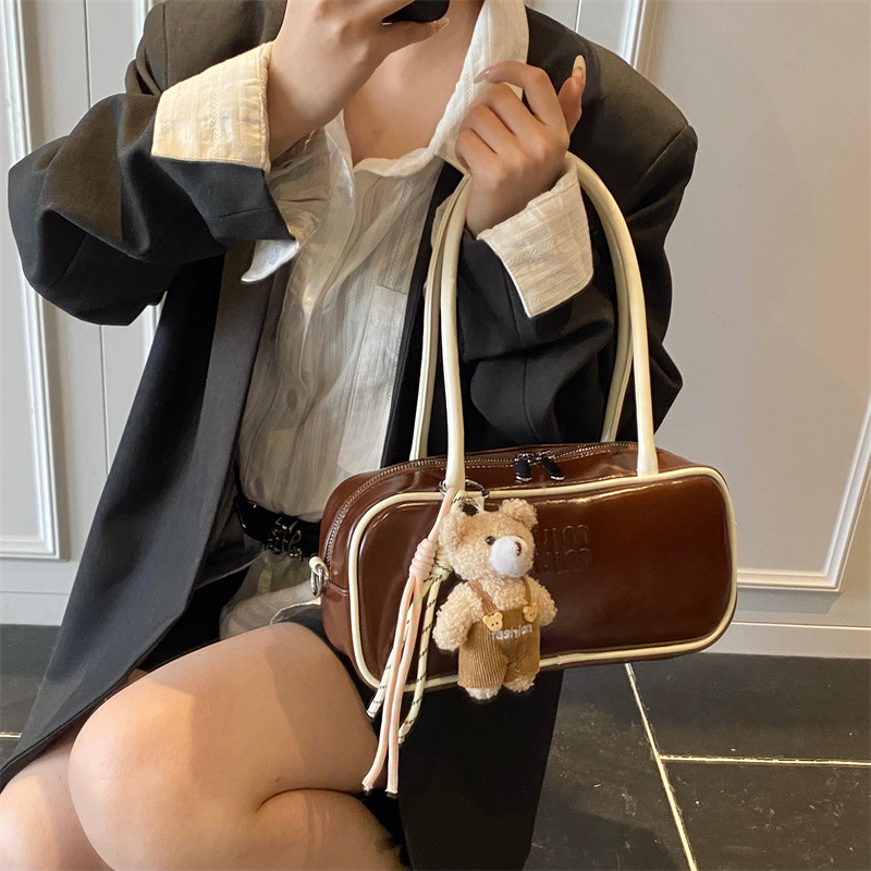 High-end quality lettered hand-held underarm bag for women 2025 new style, fashionable and versatile single-shoulder bag, trendy and simple crossbody bag details Picture