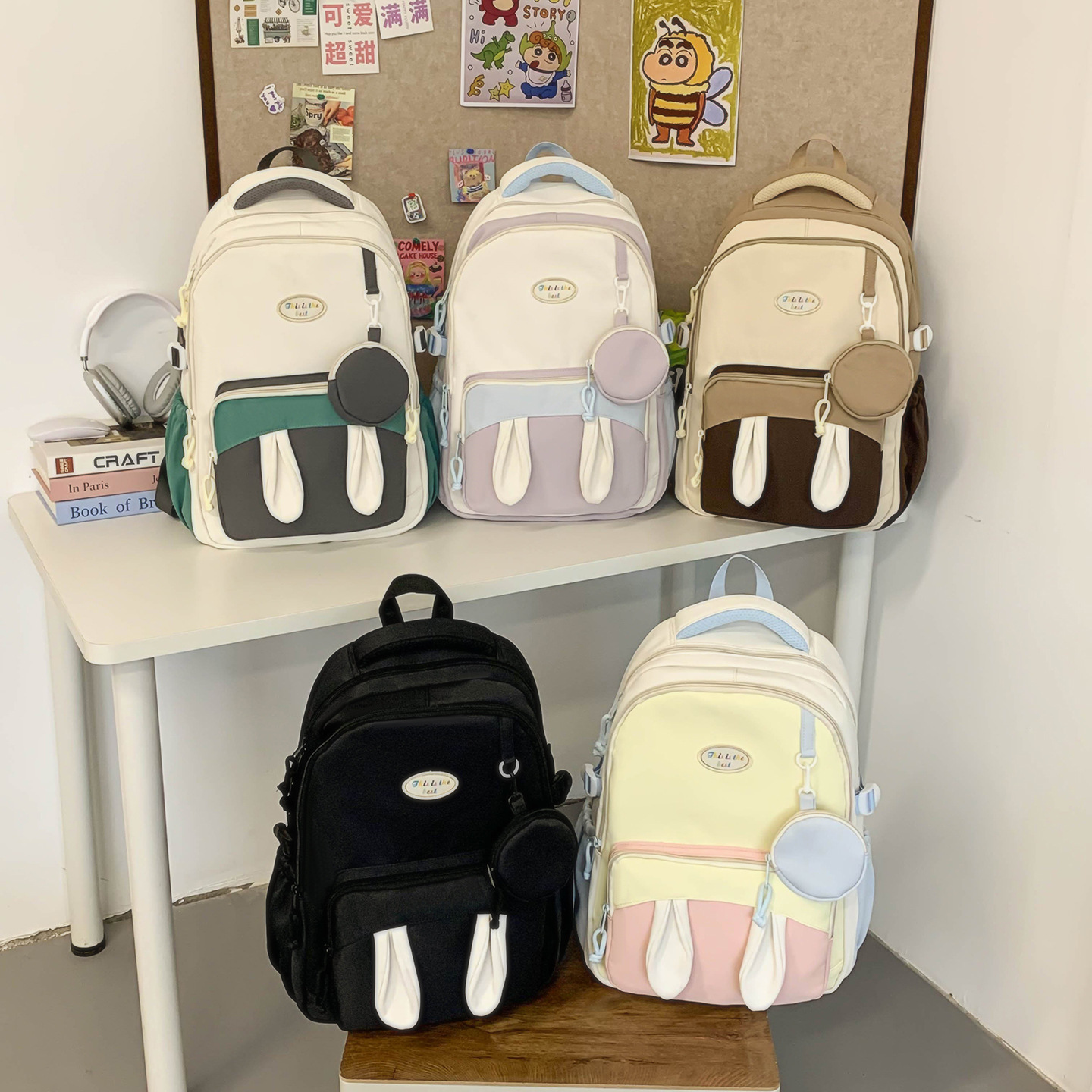 The travel rabbit is cute and has a high level of appearance. It's a new style of ear-ear backpack for girls and children. It's a cartoon backpack for girls and students full figure