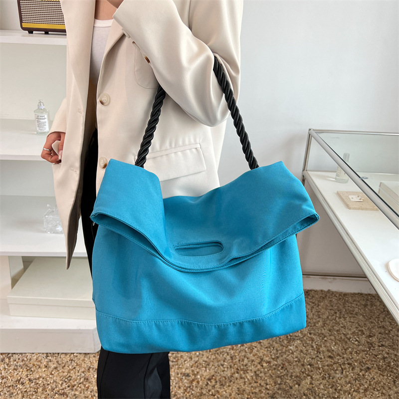 2022 New large-capacity folding single-shoulder bag for women with nylon canvas, fashionable and casual handbag, simple crossbody bag full figure