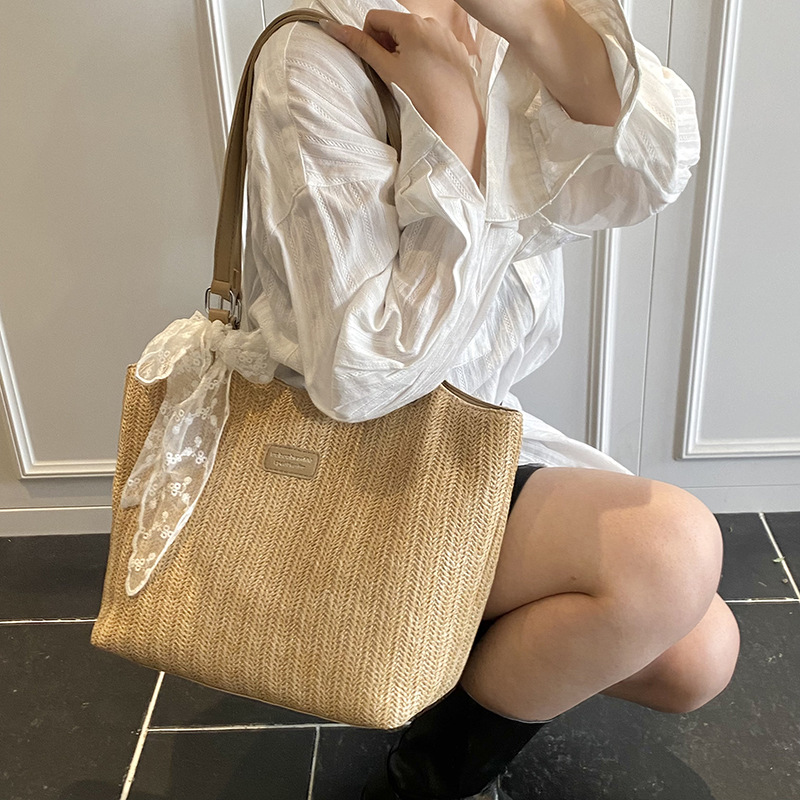 Woven straw bag for women, large capacity 2025 new summer versatile shoulder bag, textured tote bag for class and commuting Application Scenario