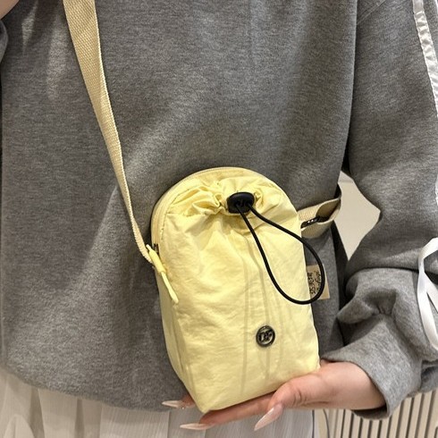 The new casual phone bag for 2025 is simple, fashionable and versatile. It is a single-shoulder crossbody bag made of water-resistant nylon fabric full figure