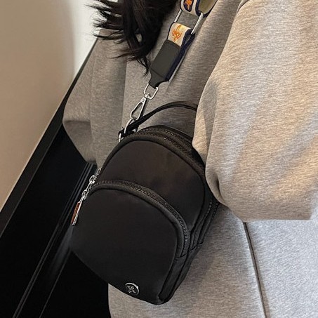 The new 2025 spring lightweight small bag with wide shoulder straps and multiple pockets is a versatile and casual crossbody bag for women details Picture