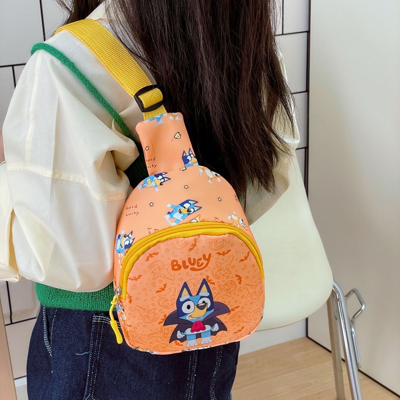 New children's bags, cartoon coin bags for boys and girls, outdoor trendy crossbody bags, and casual chest bags for kindergarten babies Application Scenario