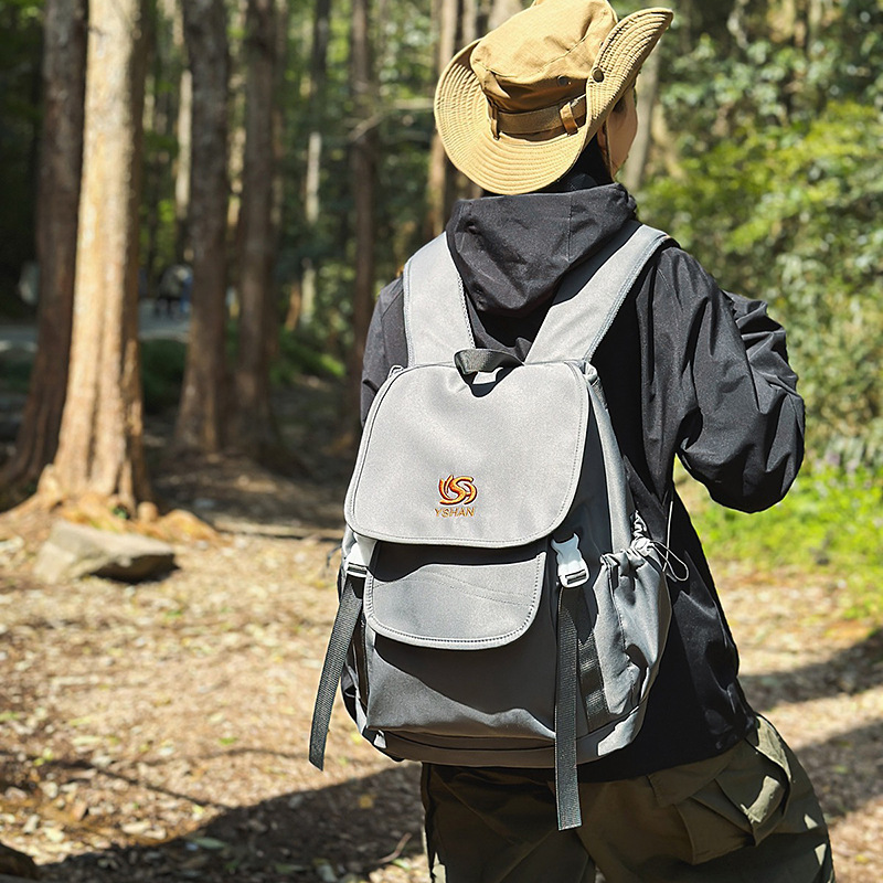 A new, simple, large-capacity, versatile and fresh backpack for both male and female students on campus, as well as a lightweight backpack for outdoor travel Specification drawing