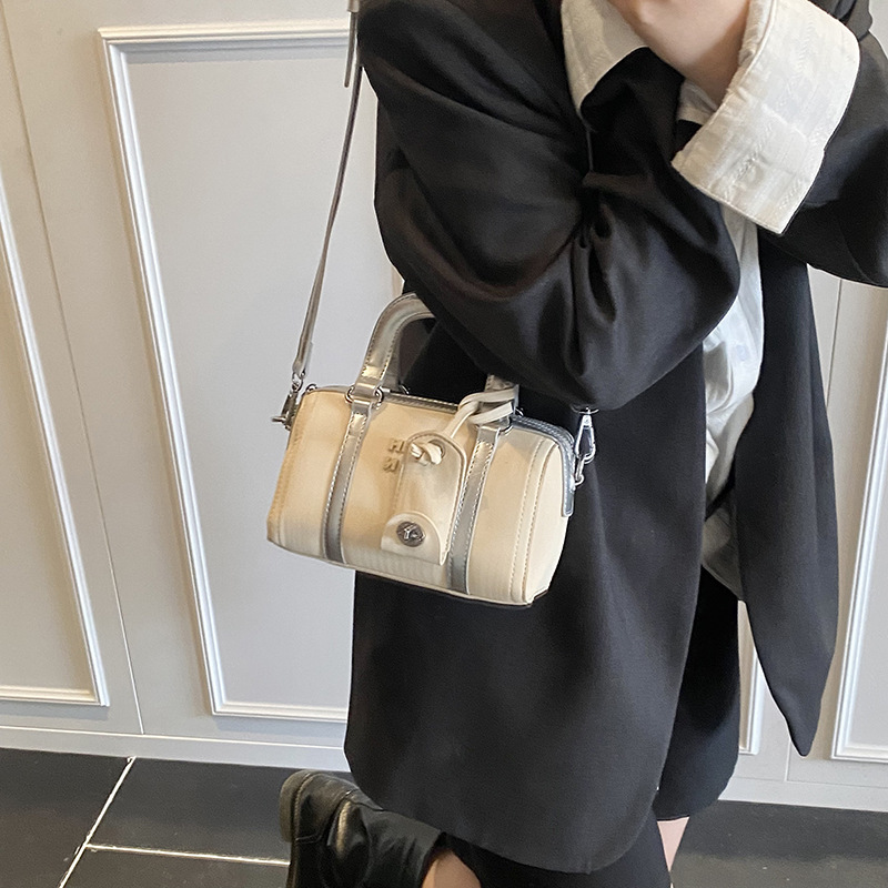 The 2025 new high-end, niche hand-held pillow bag, a retro and fashionable single-shoulder bag for women, and a versatile and stylish crossbody bag Specification drawing