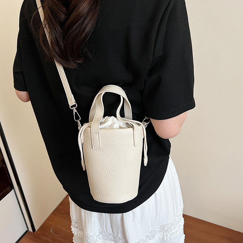 Cross-border lychee pattern retro oil wax leather bucket bag for women, 2025 new style, high-end and niche design, single-shoulder crossbody bag Application Scenario