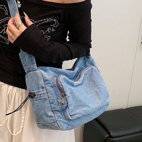 The retro large-capacity denim women's bag and the small square commuting bag have sparked a new trend of casual and versatile single-shoulder crossbody bags for men Application Scenario