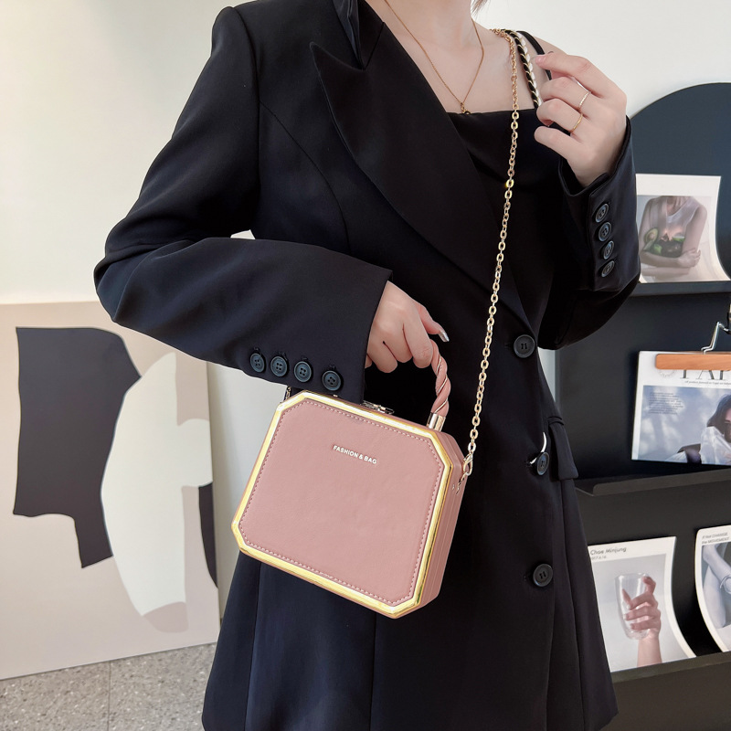 The new chain box bag features a unique and trendy design, a single-shoulder women's bag, and a Korean version of the Instagram crossbody bag for women Application Scenario